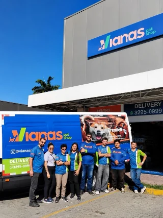Equipe da Viana's em frente à loja